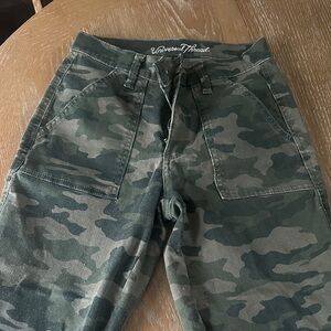 Universal Thread Green Camouflage Pants